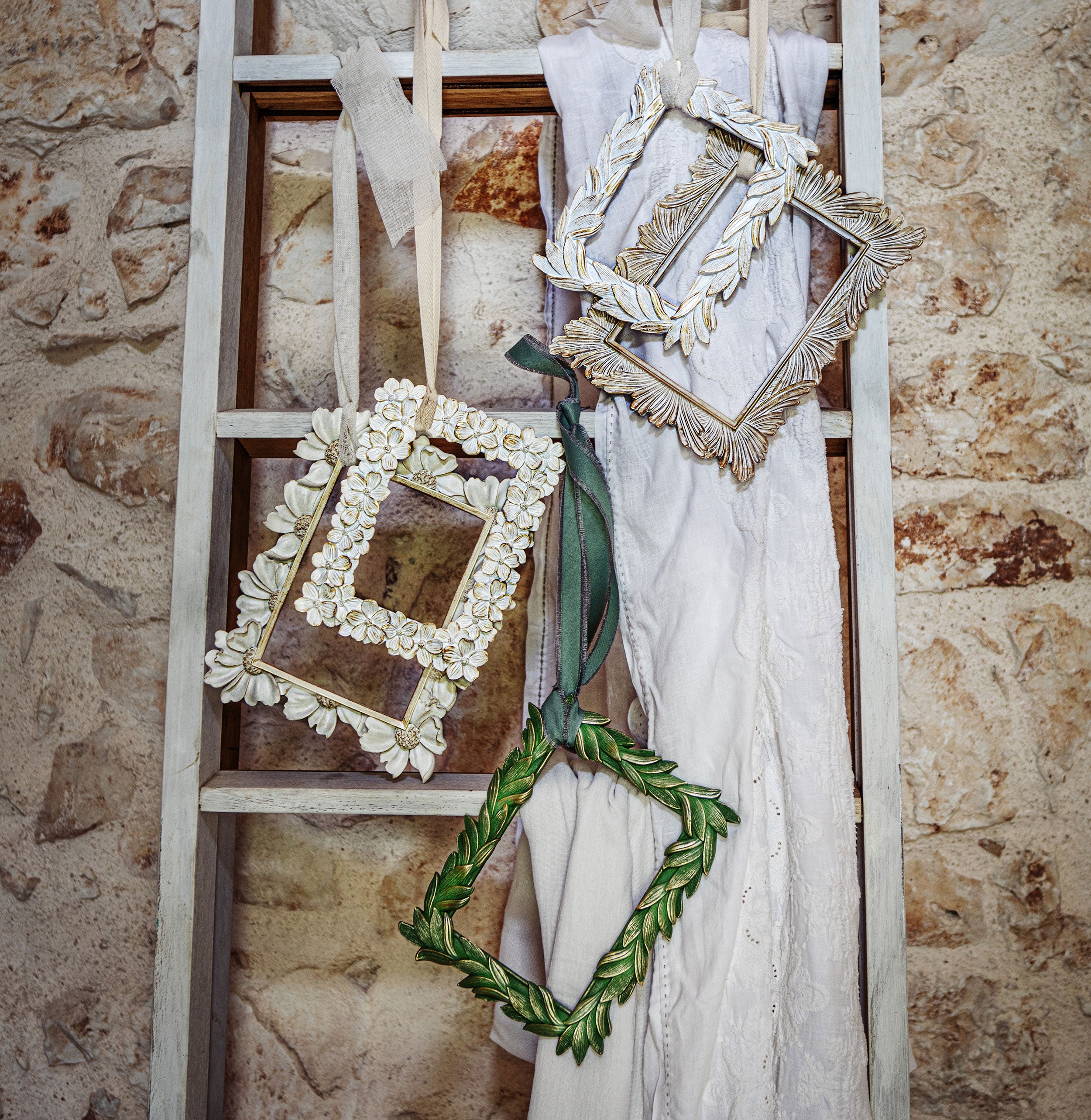 Primula Photo Frame, Tiguardo - Poly Resin/Velvet/MDF/Glass/Metal (Iron), 13 x 18 cm